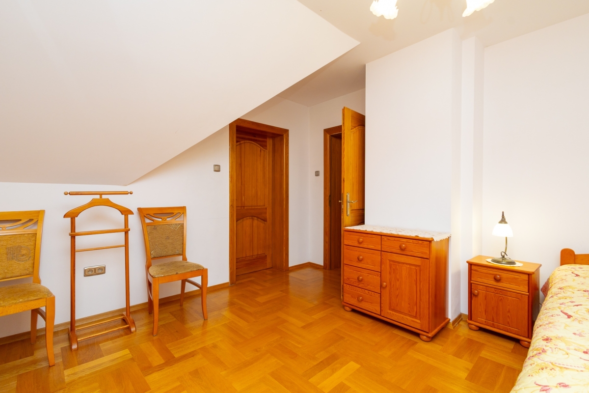 sypialnia z balkonem